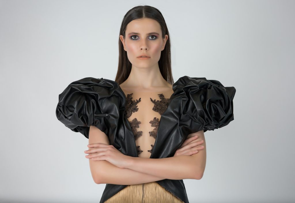 Model trägt Kleid mit Puffärmeln Haute Couture