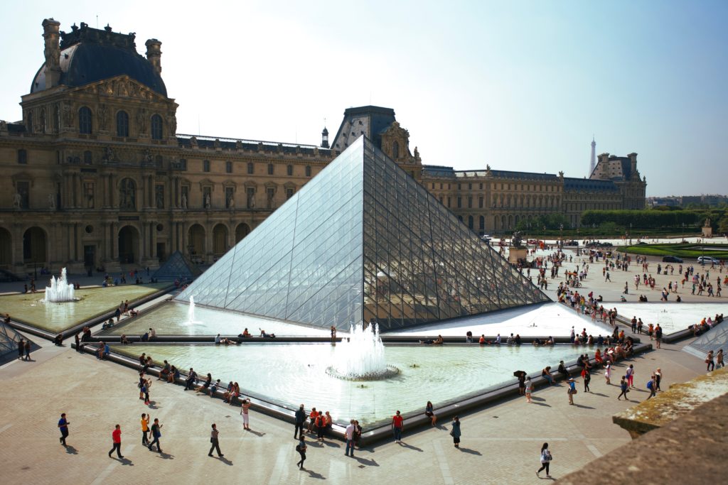 Pyramide und Musee du Louvre Louvre in Paris