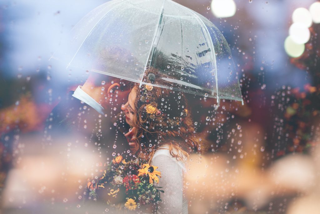 Paar mit Regenschirm Respekt in der Beziehung