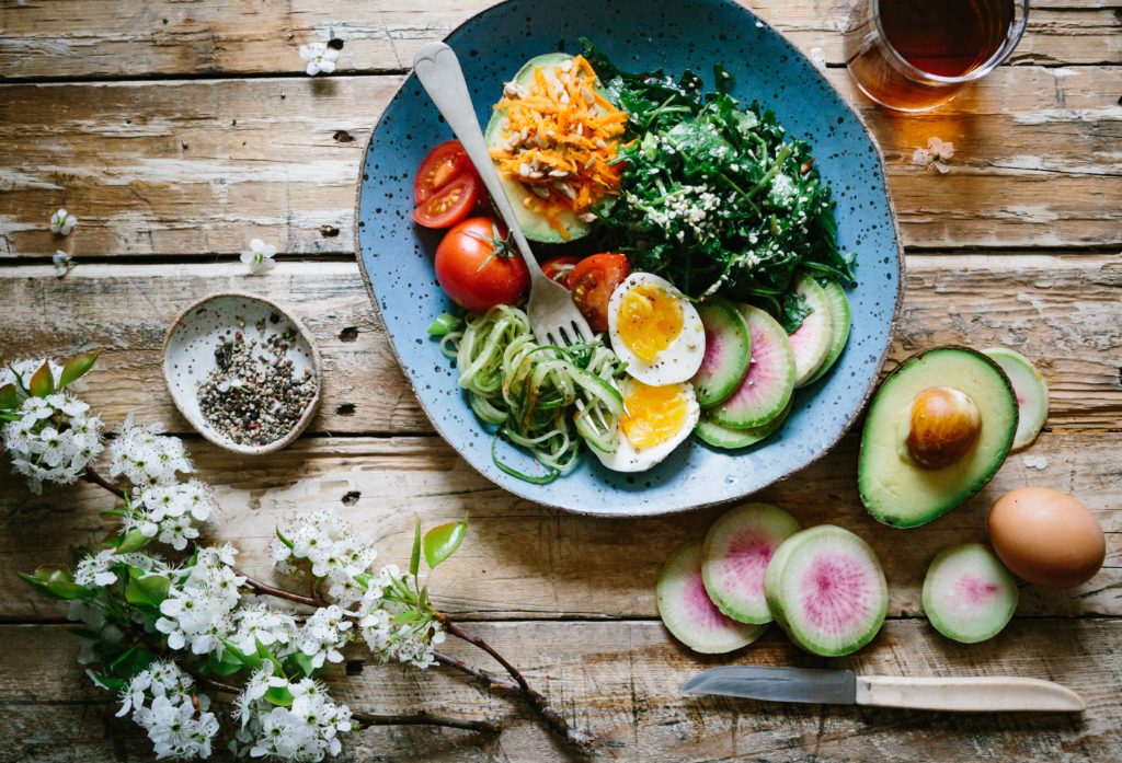 bunter Salat gesunde Ernährung