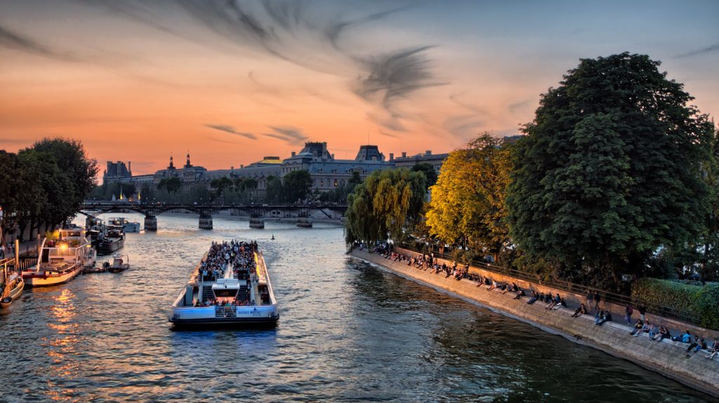 Die Seine in der Abenddämmerung Bootstour auf der Seine