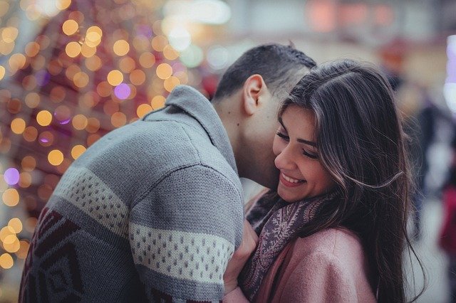 Glückliches Paar bei dem ersten Sugardaddy-Date