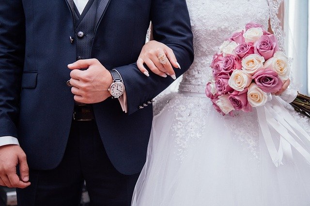 Braut und Bräutigam auf der Sugardaddy-Hochzeit